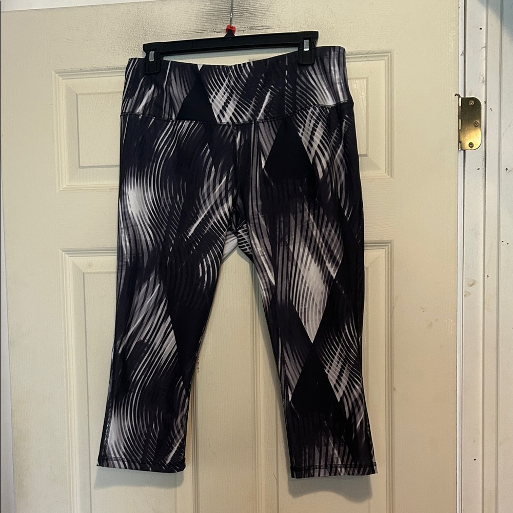 DSG Cropped Leggings Size Large Black Gray